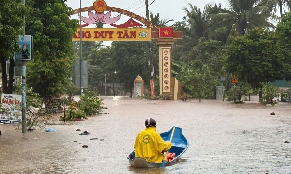 Nước sông Sê Pôn dâng cao, tràn vào khu dân cư. Ảnh: Hàn Nguyên