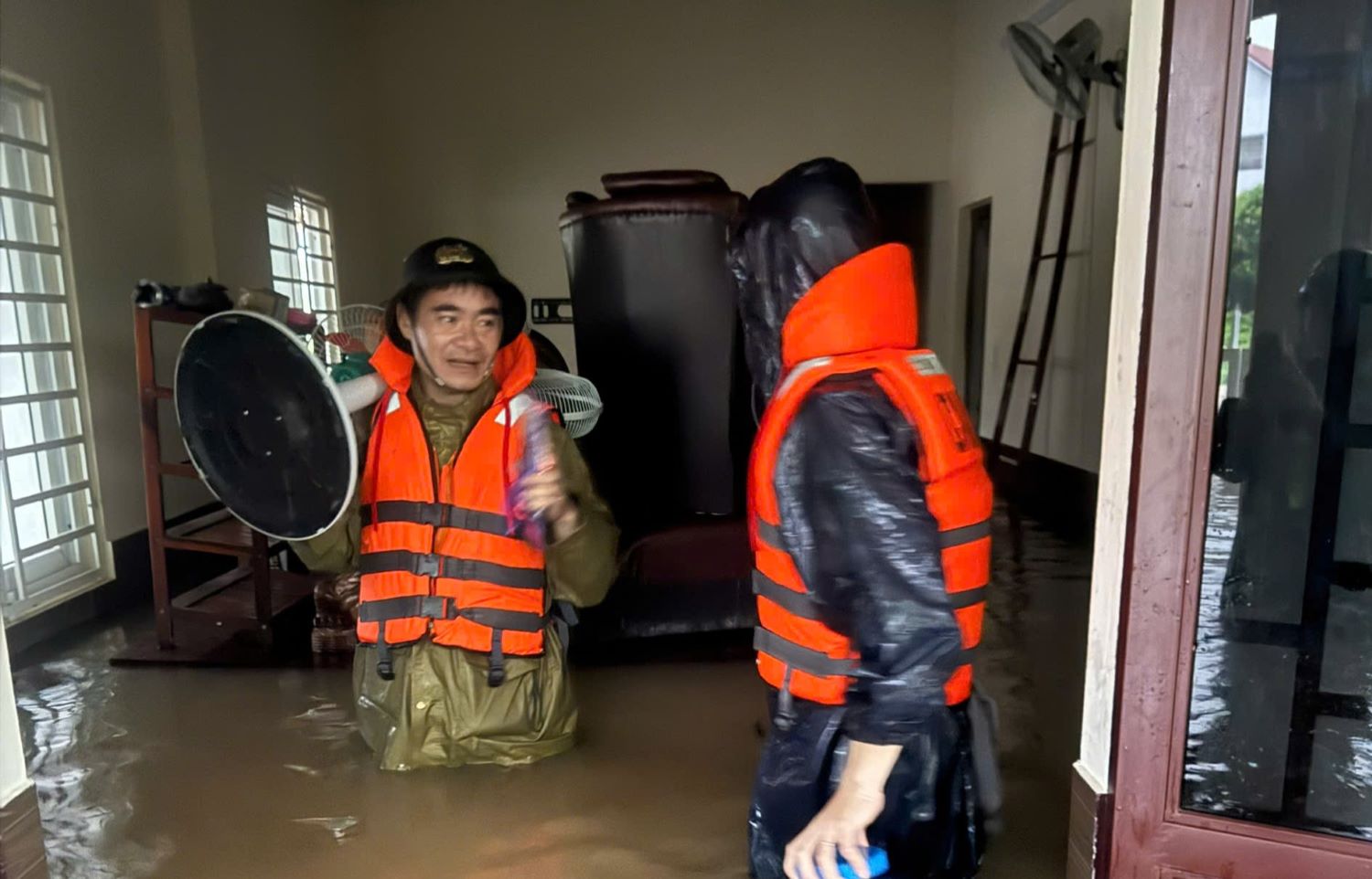 Trong sáng 13.6, các lực lượng tiếp tục nắm địa bàn, sẵn sàng di dời người, tài sản ở khu vực bị ngập. Ảnh: Hàn Nguyên
