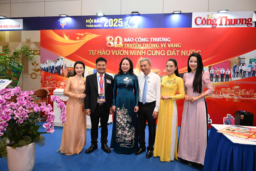 Phó Chủ tịch nước Võ Thị Ánh Xuân thăm, động viên gian hàng của Báo Công Thương