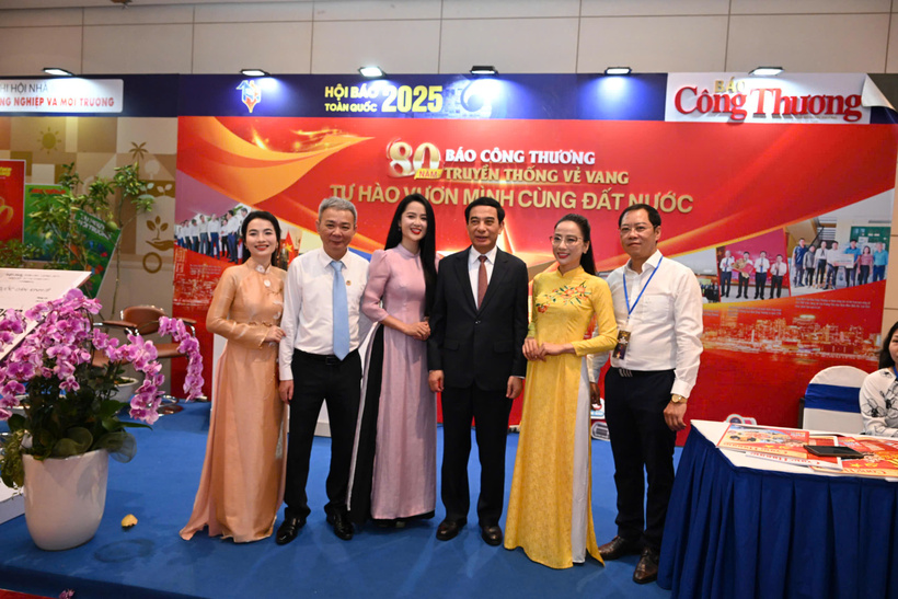 Ủy viên Bộ Chính trị, Đại tướng, Bộ trưởng Bộ Quốc phòng Phan Văn Giang động viên những người làm báo Công Thương