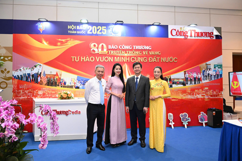 Tổng Thư ký Quốc hội, Chủ nhiệm Văn phòng Quốc hội Lê Quang Tùng thăm gian hàng Báo Công Thương