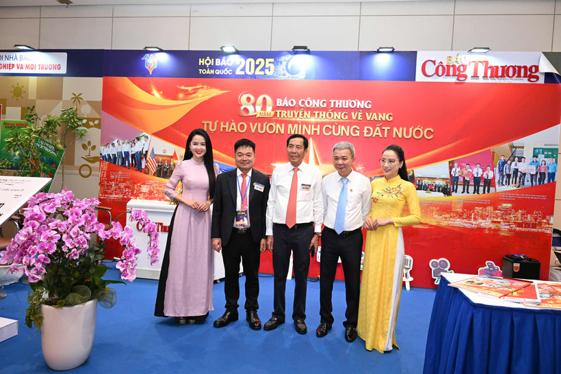 Nhà báo Thuận Hữu thăm, chụp ảnh lưu niệm tại gian hàng Báo Công Thương