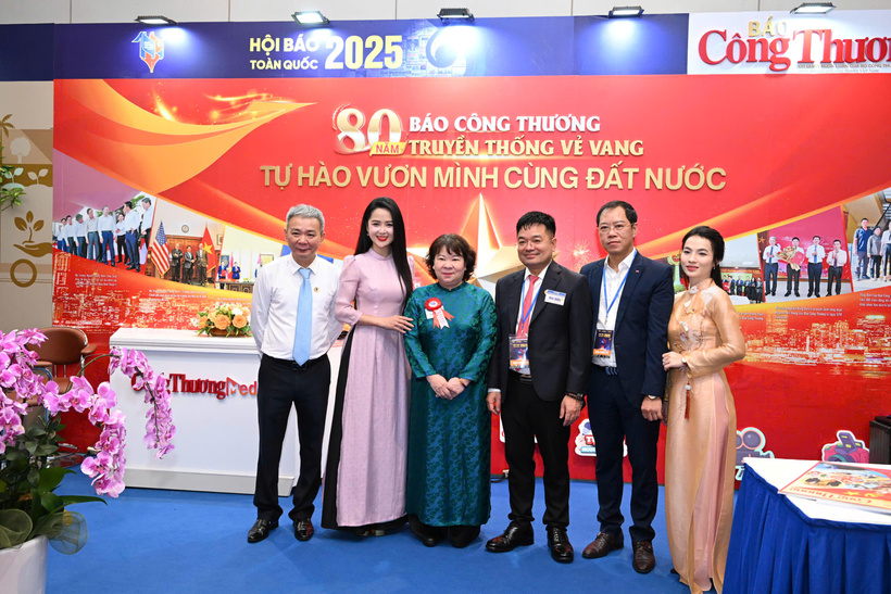 Lãnh đạo các cơ quan báo chí thăm, chụp ảnh lưu niệm tại gian hàng của Báo Công Thương