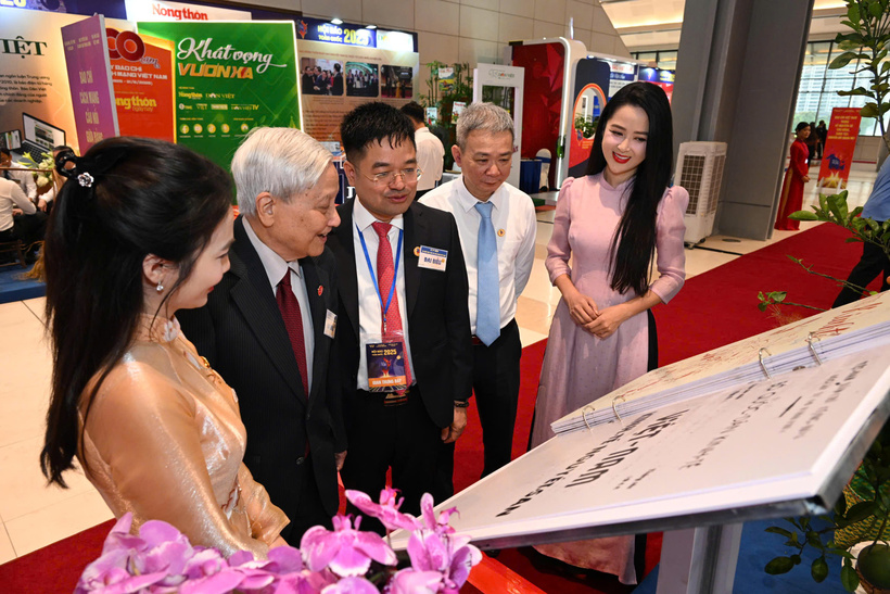 Tổng Biên tập Báo Công Thương Nguyễn Văn Minh giới thiệu với khách tham quan các ấn phẩm Báo Công Thương qua các thời kỳ