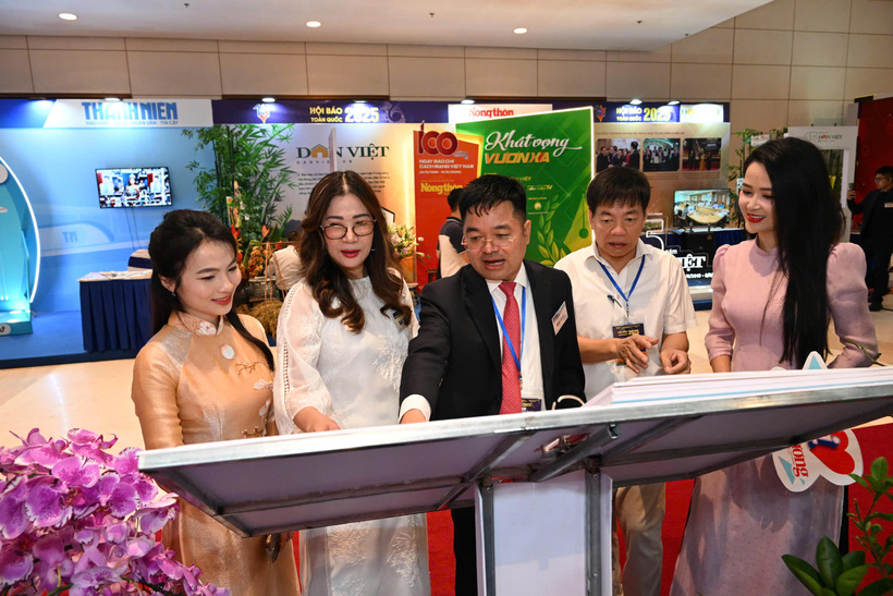 Ấn phẩm Báo Công Thương qua các thời kỳ nhận được sự quan tâm của đông đảo độc giả, khách tham quan tại Hội báo toàn quốc năm 2025