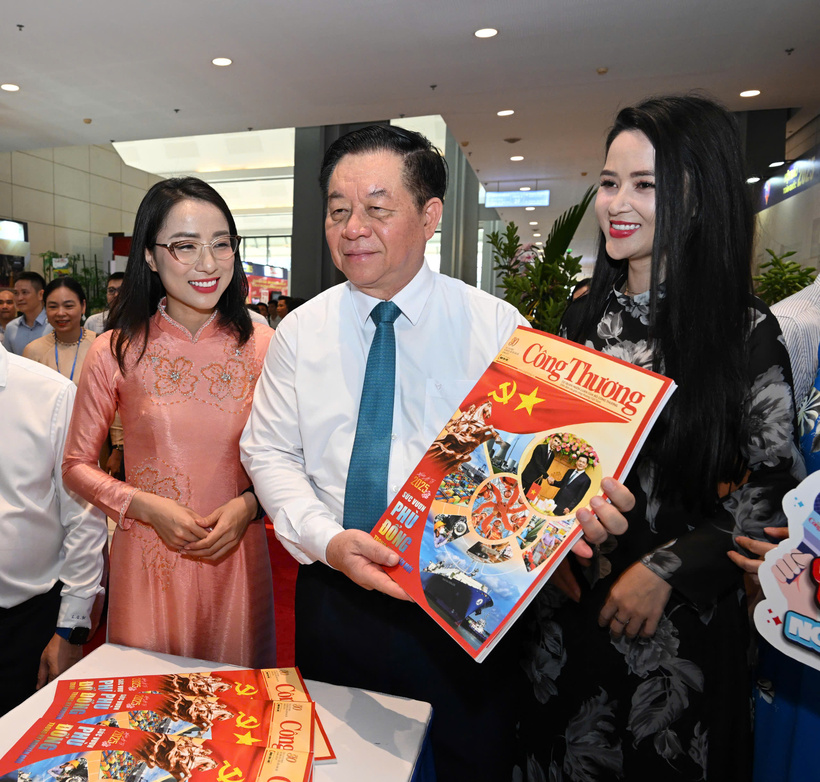 Ủy viên Bộ Chính trị, Bí thư Trung ương Đảng, Trưởng Ban Tuyên giáo và Dân vận Trung ương Nguyễn Trọng Nghĩa thăm gian hàng của Báo Công Thương