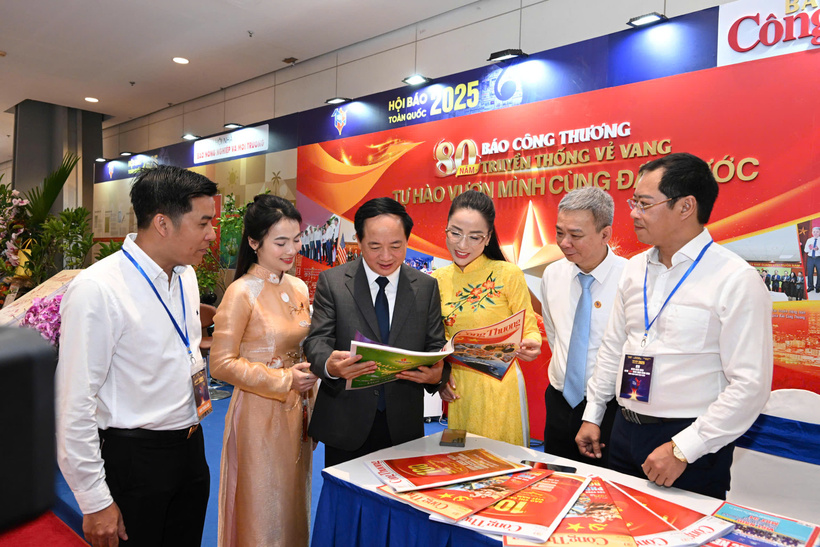 Bí thư Trung ương Đảng, Ủy viên Ban Chấp hành Trung ương Đảng, Chủ nhiệm Tổng cục Chính trị Quân đội nhân dân Việt Nam Trịnh Văn Quyết đánh giá cao nội dung bài viết trong các ấn phẩm của Báo Công Thương