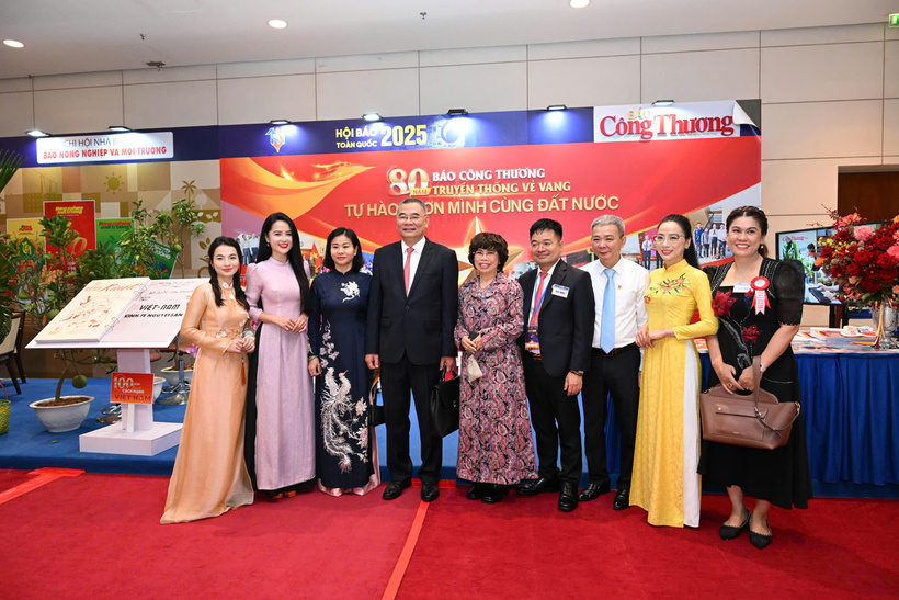 Lãnh đạo các cơ quan quản lý và doanh nghiệp gặp gỡ tại gian hàng Báo Công Thương