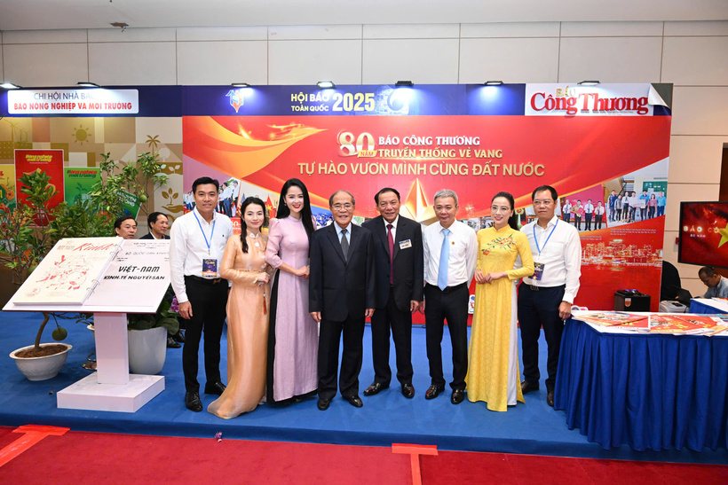 Đồng chí Nguyễn Sinh Hùng - nguyên Chủ tịch Quốc hội Việt Nam và đồng chí Nguyễn Văn Hùng - Bộ trưởng Bộ Văn hóa, Thể thao và Du lịch chụp ảnh lưu niệm tại gian hàng Báo Công Thương