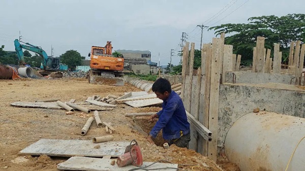 Công trường rộng lớn nhưng rất ít công nhân làm việc. Ảnh: Trần Thụ chụp 11h00 ngày 11.6.2025.