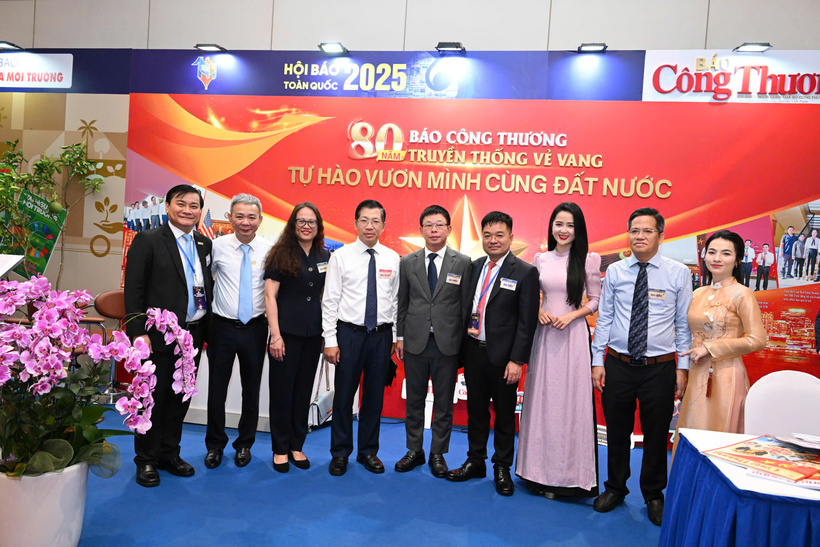 Cục trưởng Cục Báo chí Lưu Đình Phúc và lãnh đạo các cơ quan báo chí thăm gian hàng của Báo Công Thương