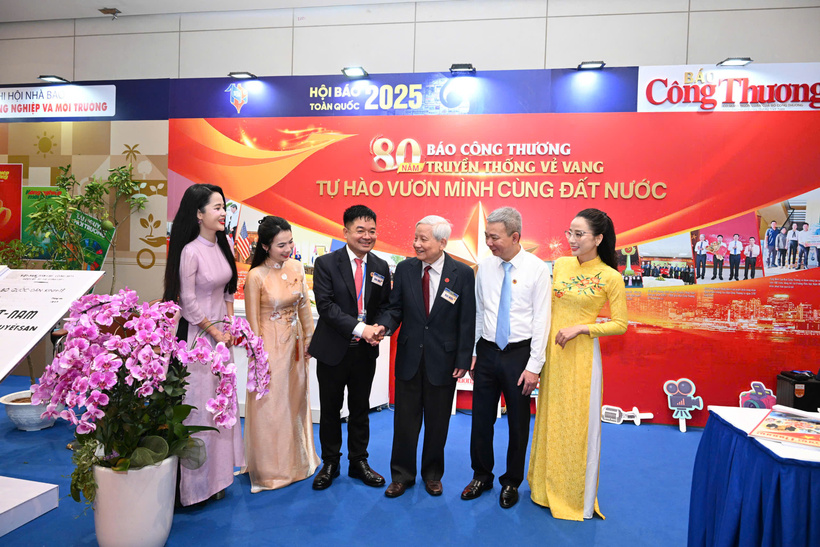 Các nhà báo lão thành cách mạng ghé thăm động viên những người làm Báo Công Thương. Nhà bão lão thành Hà Đăng đánh giá cao những người làm báo Công Thương, đặc biệt là những người làm báo trẻ