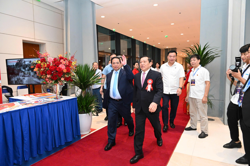 Thủ tướng Chính phủ Phạm Minh Chính thăm các gian hàng tại Hội báo toàn quốc năm 2025