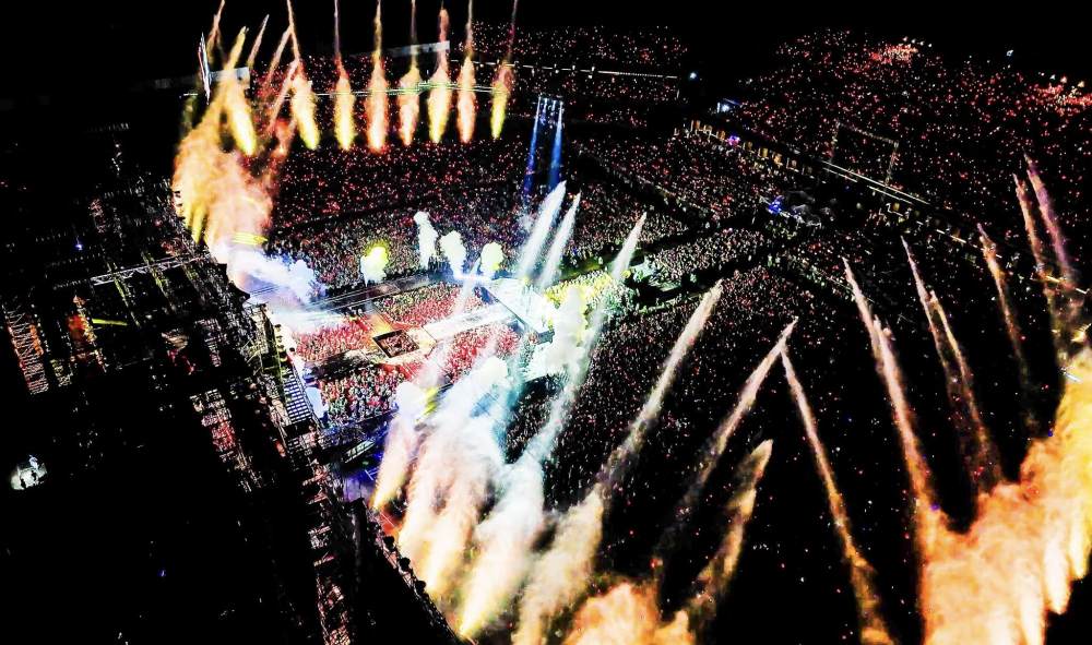 Lần đầu hiệu ứng “mưa” diện rộng được ứng dụng trong concert Anh trai vượt ngàn chông gai, hệ thống vòi phun cao, tạo nên những cơn mưa gây ấn tượng mạnh về thị giác. Ảnh: Huyền Chi