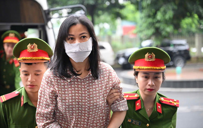 Theo thông báo, có 25 bị cáo làm đơn xin giảm nhẹ về trách nhiệm hình sự, dân sự liên quan đến mình. Trong đó có ông Trịnh Văn Quyết và 2 em gái. Trước phiên tòa phúc thẩm lần 3 diễn ra, theo luật sư, ông Quyết và em gái đã khắc phục hết hậu quả (gần 2.500 tỉ đồng). Ảnh: Quang Việt