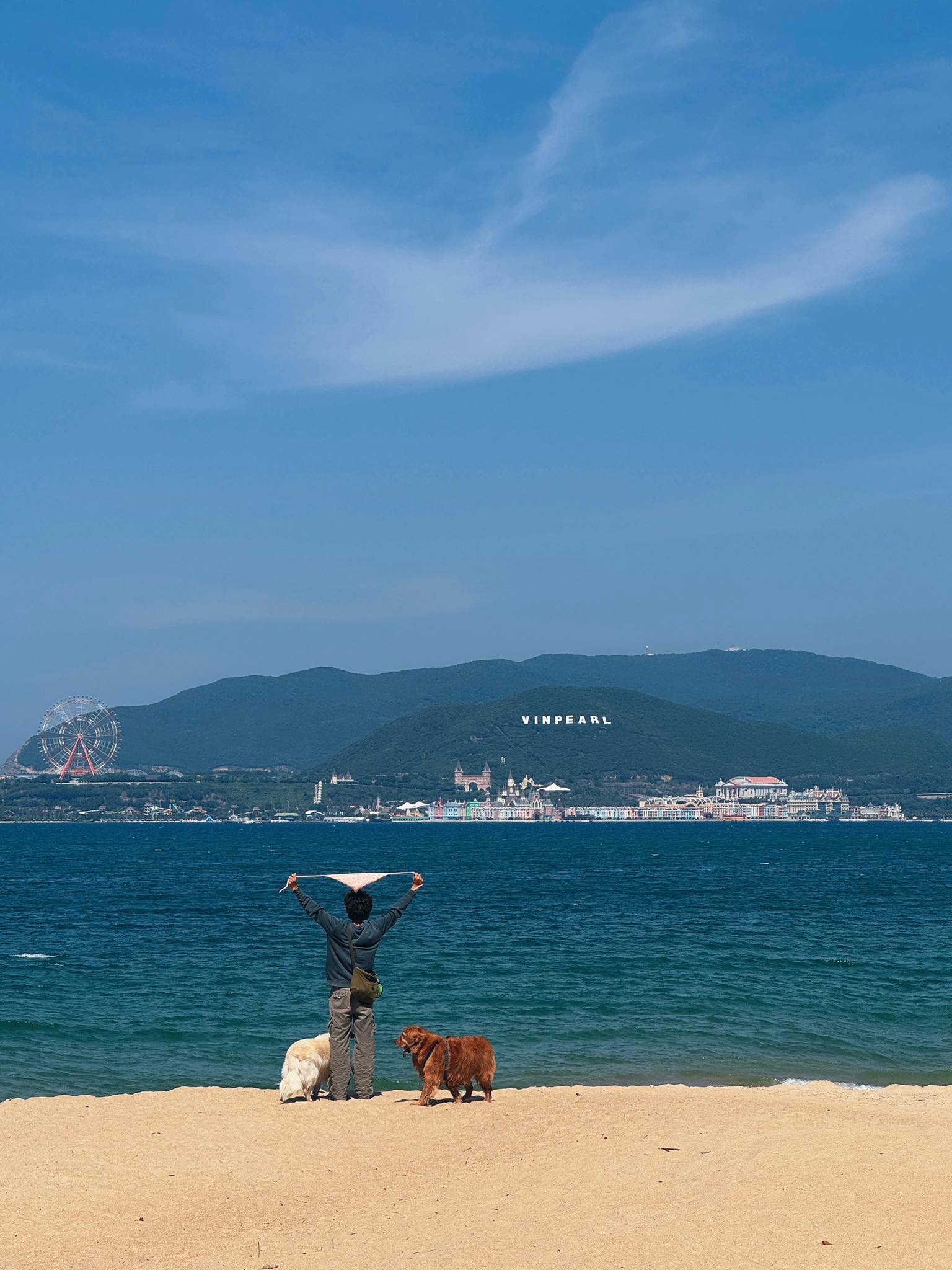 Bình và hai chú chó cưng check-in biển Nha Trang, Khánh Hòa. Bình kể rằng mỗi nơi có thể ở 2-3 hôm tuy nhiên nếu mọi người đều mệt và thành phố đó đẹp, thời tiết thuận lợi sẽ ghé ở lâu hơn. Dự kiến chuyến đi xuyên Việt 3 tháng nên cũng thoải mái về thời gian. Cái khó của mỗi lần nghỉ là tìm được chỗ ở phù hợp với hai chú chó bởi không phải nhà nghỉ, khách sạn nào cũng chào đón động vật.