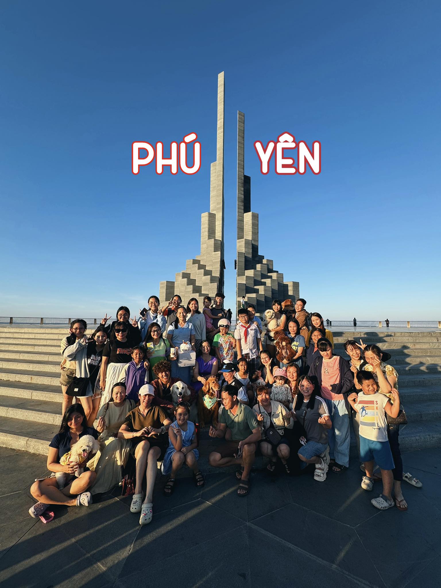 Buổi gặp mặt bộ ba Bình Bông Bụp ở Phú Yên được nhiều người ủng hộ. Phú Yên trước khi sáp nhập với Đắk Lắk là một tỉnh ven biển duyên hải Nam Trung Bộ, biểu tượng của tỉnh là công trình tháp Nghinh Phong (ảnh) ở trung tâm thành phố Tuy Hòa.