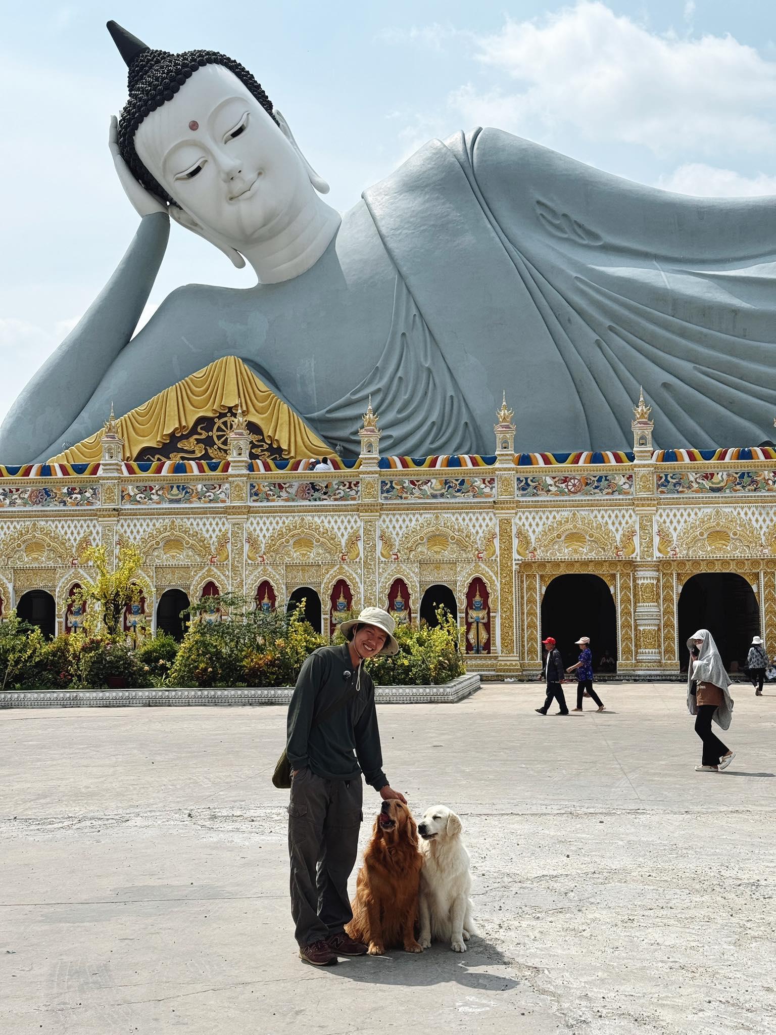 Bộ ba Bình Bông Bụp check-in chùa Som Rong, chùa Khmer có tượng Phật nằm khổng lồ là địa điểm thu hút khách đến Sóc Trăng nhất. Trên đường xuyên Việt từ Nam ra Bắc, Bình không quên ghé thăm nhà, thăm ba mẹ và cho các chú chó của mình tham quan điểm du lịch nổi tiếng của quê hương.