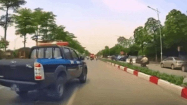 Công an Hà Nội xác minh xe biển xanh tạt đầu ôtô con trên đường phố