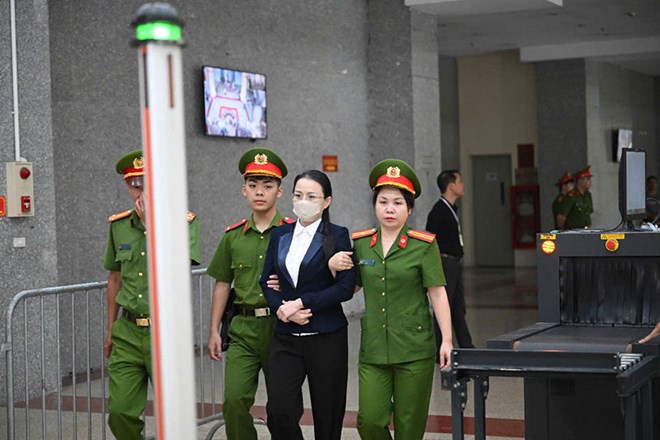 Dẫn giải các bị cáo vụ cựu Chủ tịch FLC vào phòng xử án, ông Trịnh Văn Quyết vắng mặt