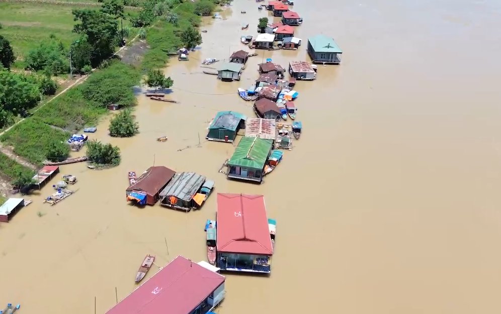 Người dân nuôi thủy sản ở khu vực hồ thủy điện Hòa Bình, chủ động kéo thuyền, bè vào khu vực gần bờ để bảo vệ tài sản mỗi khi thủy điện Hòa Bình xả lũ. Ảnh: Khánh Linh