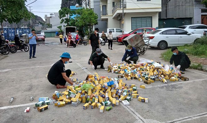 Hàng nghìn hộp thực phẩm chức năng bị đổ trộm ra bãi rác ở Hạ Long