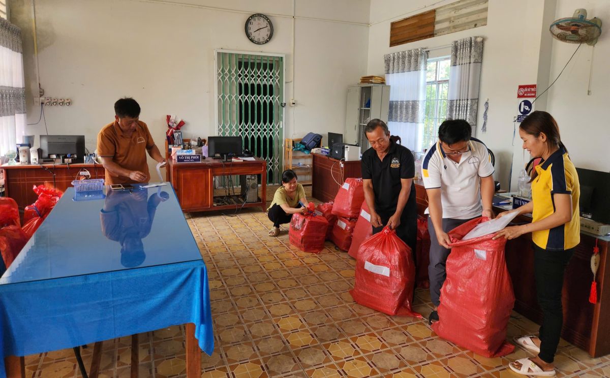 Cán bộ địa phương ở tỉnh Sóc Trăng thực hiện phân loại, sắp xếp, lưu trữ hồ sơ theo đúng quy định. Ảnh: Quang Thuận