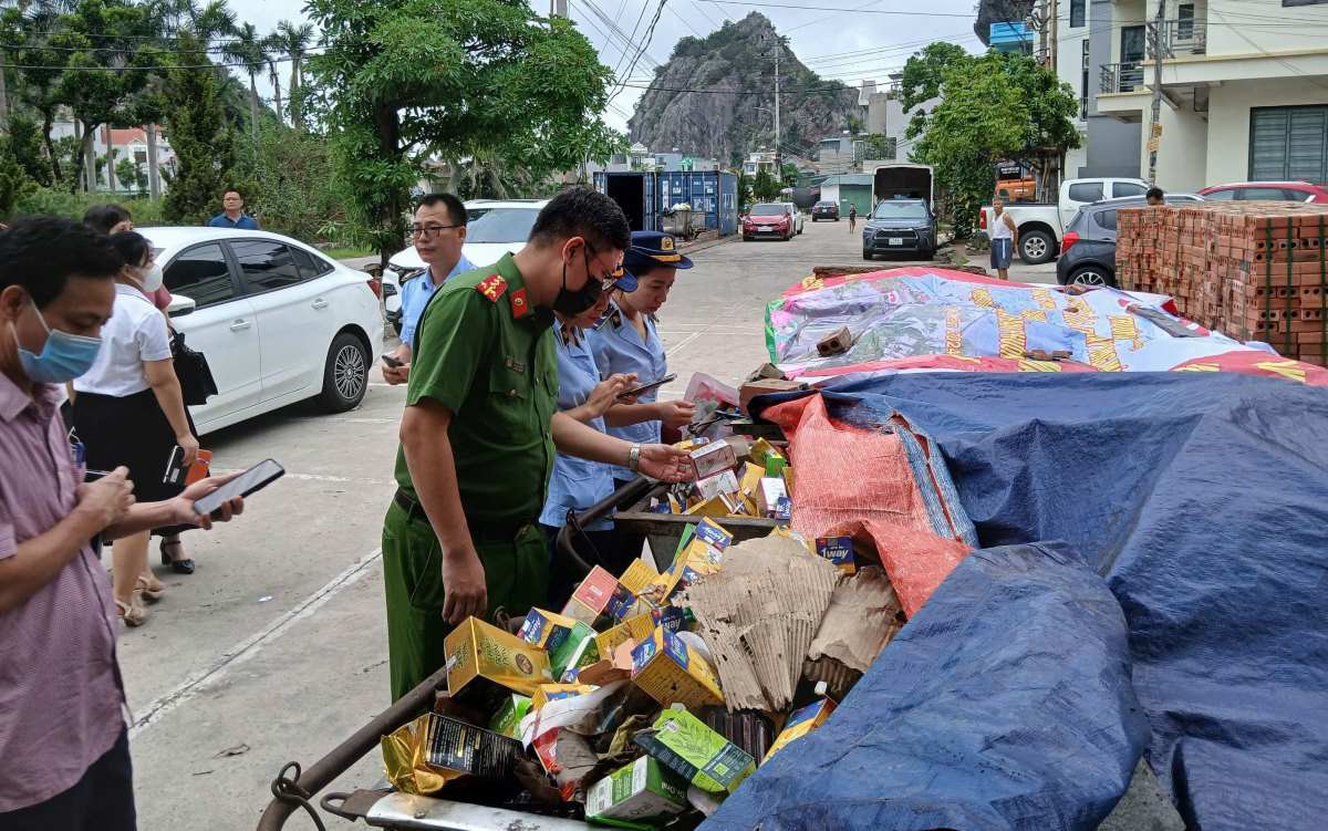 Hàng nghìn hộp thực phẩm chức năng được các cơ quan chức năng thu gom vào 13 xe rác để đem đi xử lý. Ảnh: Nguyễn Hùng