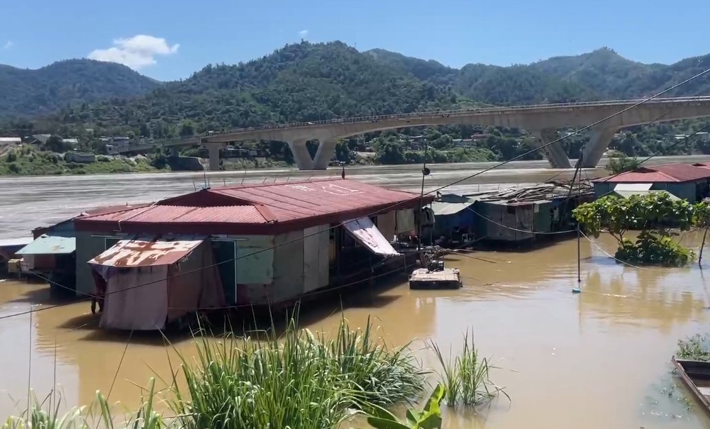 Hơn 70 hộ dân làng vạn chài (phường Thịnh Lang, TP Hòa Bình bị ảnh hưởng nặng nề bởi đợt xả lũ của thủy điện Hòa Bình vào tháng 8.2024. Ảnh: Khánh Linh