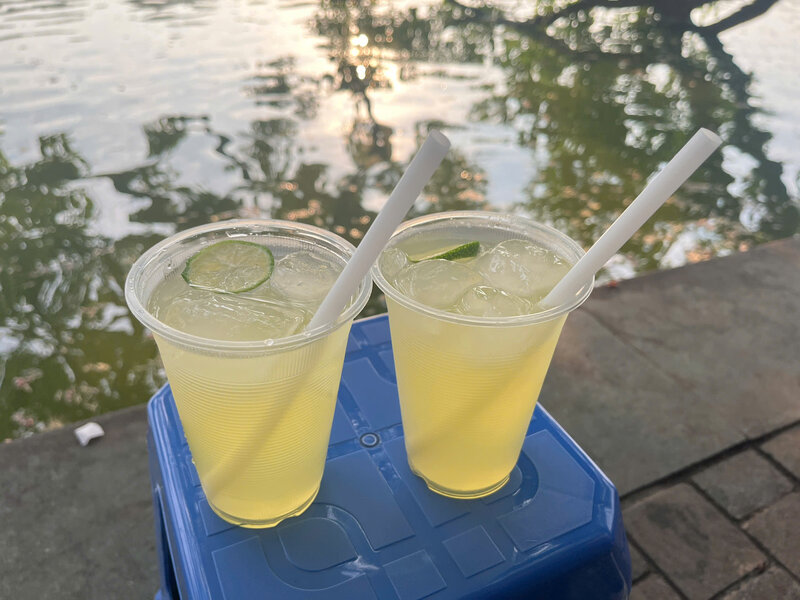Nhiều du khách cảm thấy thú vị khi trải nghiệm văn hóa thưởng thức đồ uống vỉa hè tại Hà Nội. Ảnh: Tường Vy