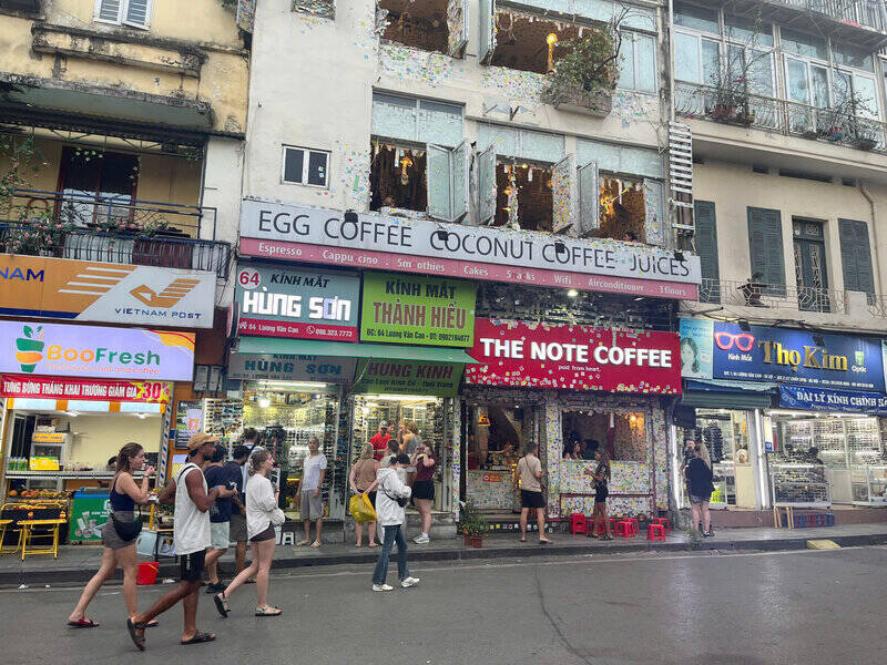 Quán cafe hay các hàng quán vỉa hè là địa điểm thu hút đông đảo khách nước ngoài ghé thăm nhất. Ảnh: Tường Vy