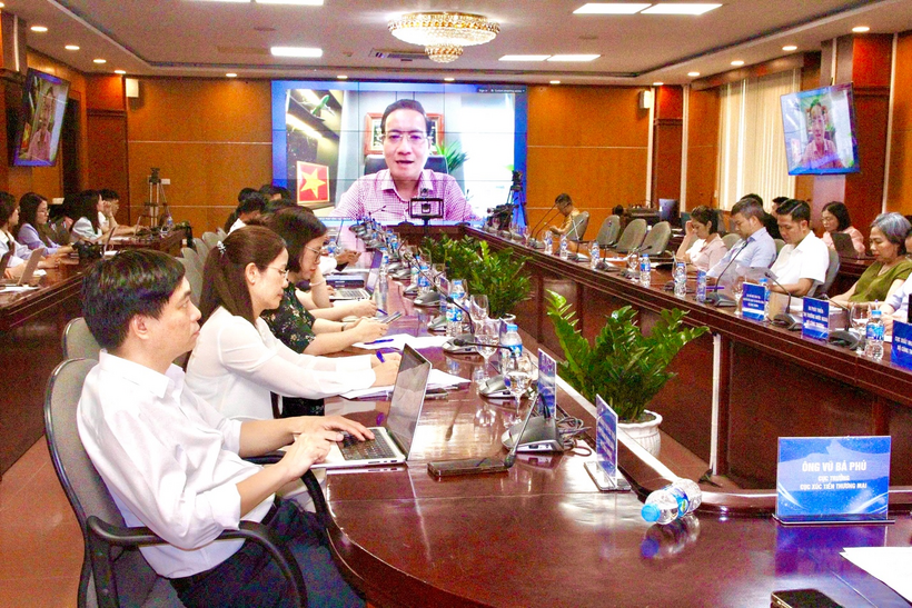Ông Nguyễn Đình Tùng, Tổng giám đốc Vina T&T Group chia sẻ taị hội nghị