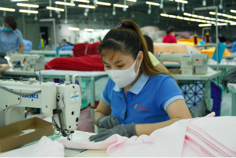 Ngành dệt may đang mất dần lợi thế về thuế quan do sự cạnh tranh từ các đối thủ xuất khẩu. Ảnh: PV