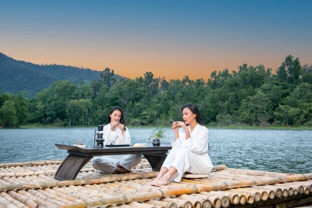Hoa hậu Tiểu Vy và Á hậu Kim Duyên trải nghiệm Thiền Cà phê – một phong cách thưởng lãm cà phê khác biệt, đặc biệt, và là nguồn cảm hứng để Trung Nguyên Legend sáng tạo Bộ thưởng lãm Cà phê cho Gia đình.