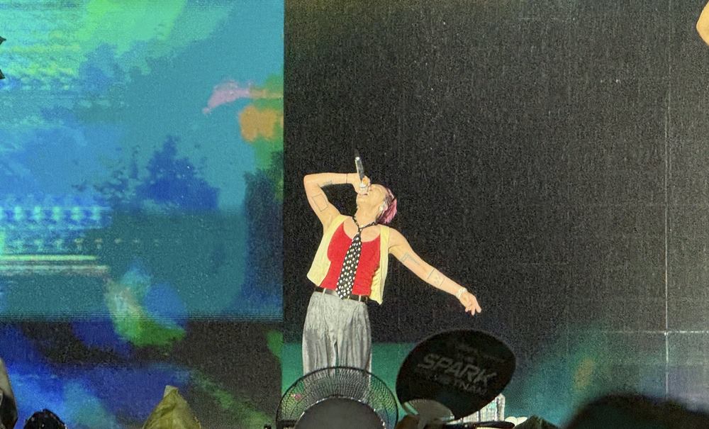 G-Dragon thăng hoa trong đêm nhạc dưới mưa. Ảnh: Lan Trần