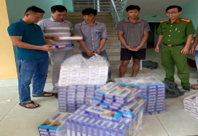 Khởi tố hai đối tượng dùng xe tải vận chuyển thuốc lá điếu nhập lậu