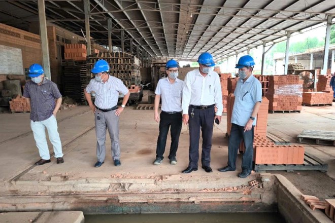 Công đoàn giám sát ở 2 doanh nghiệp về gạch ngói và ăn uống