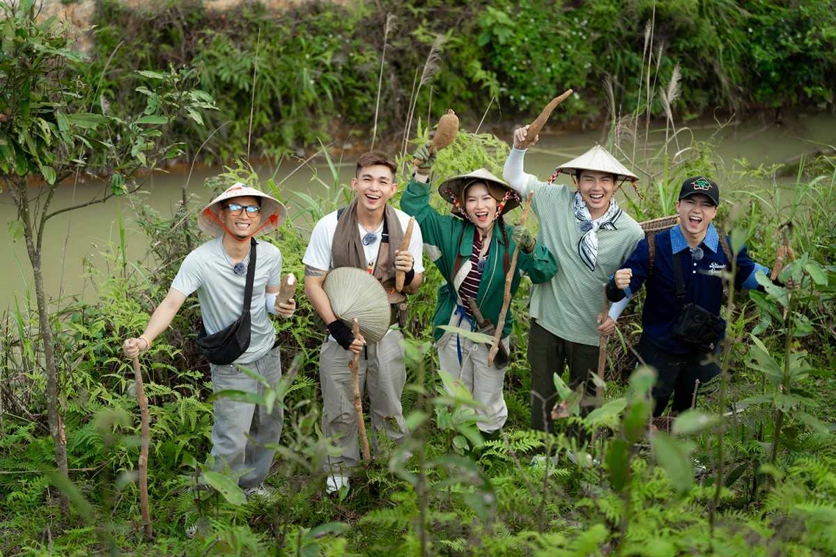 Dàn nghệ sĩ trong chương trình truyền hình “Gia đình Haha - Những ngày trời bao la” trải nghiệm cuộc sống của người Tày ở Bản Liền, Bắc Hà, Lào Cai. Ảnh: yeah1