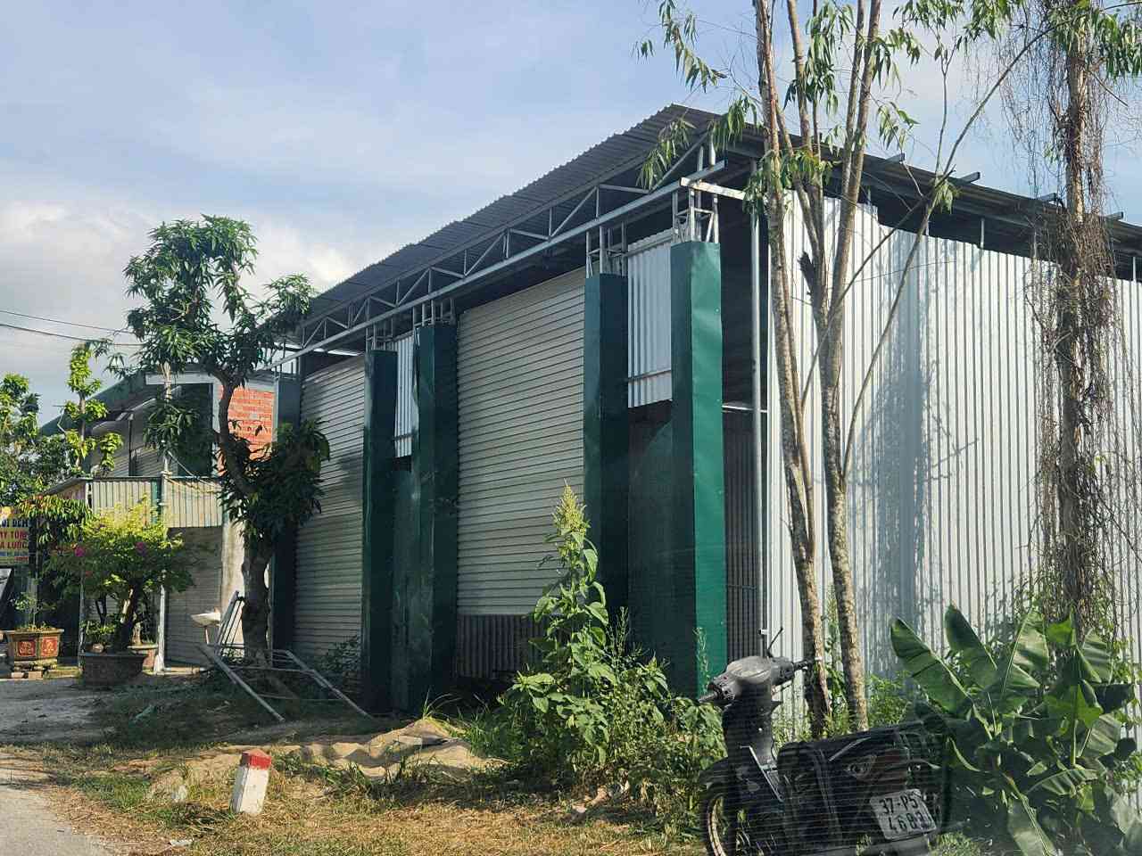 Người dân quây tôn phía ngoài để che mắt lực lượng chức năng. Ảnh: Quang Đại