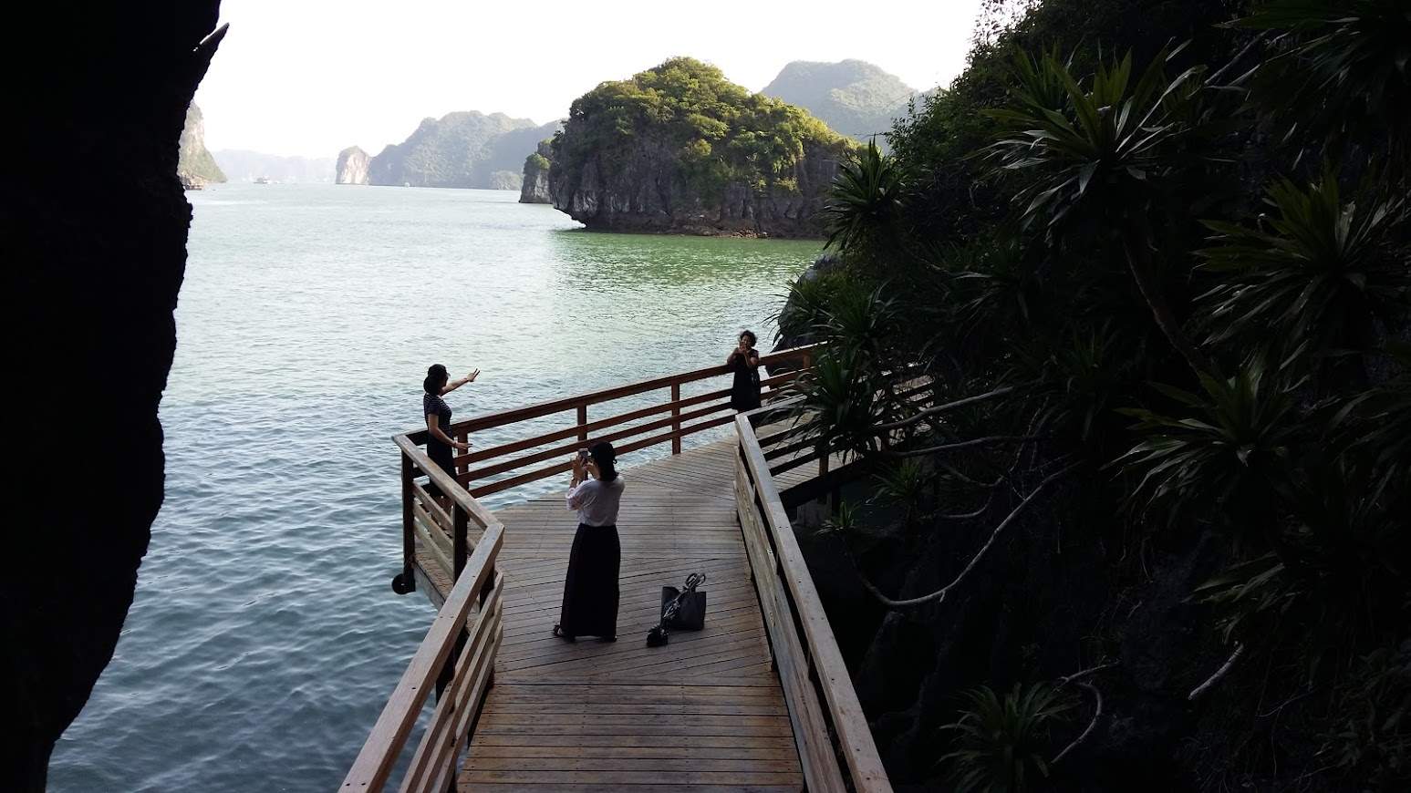 Con đường đi dạo quanh đảo, mặt được làm bằng gỗ tự nhiên. Trong ảnh là lúc đường mới hoàn thành, năm 2018. Ảnh: Nguyễn Hùng