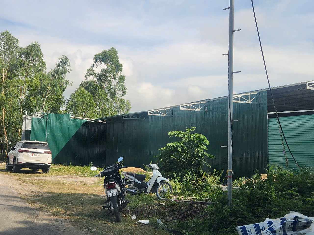 Có hàng chục hộ dân xây dựng trái phép trên hành lang kênh tiêu Vách Bắc. Ảnh: Quang Đại