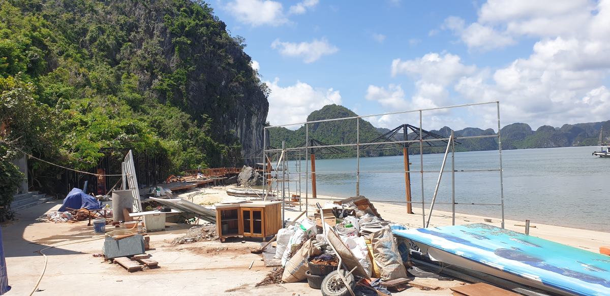 Chủ đầu tư đang cho làm lại bãi tắm Soi Sim. Ảnh: Nguyễn Hùng