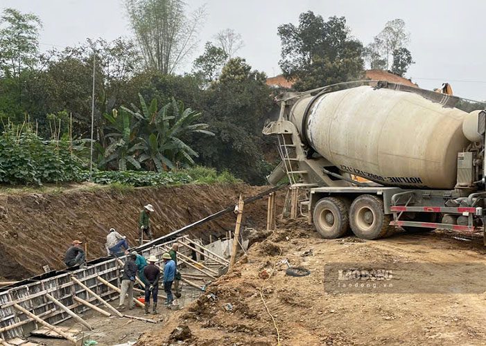 Nhà thầu thi công gói thầu số 5 - dự án giao thông 1.300 tỉ đồng (thuộc phường Noong Bua, TP Điện Biên Phủ). Ảnh: Quang Đạt