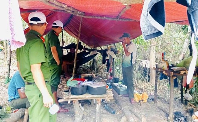 Đà Nẵng truy quét vàng tặc, hỗ trợ người dân mưu sinh