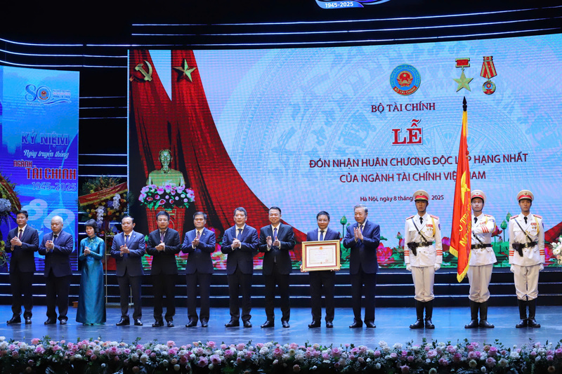 Tổng Bí thư Tô Lâm đã trao tặng Huân chương Độc lập hạng Nhất cho ngành Tài chính.