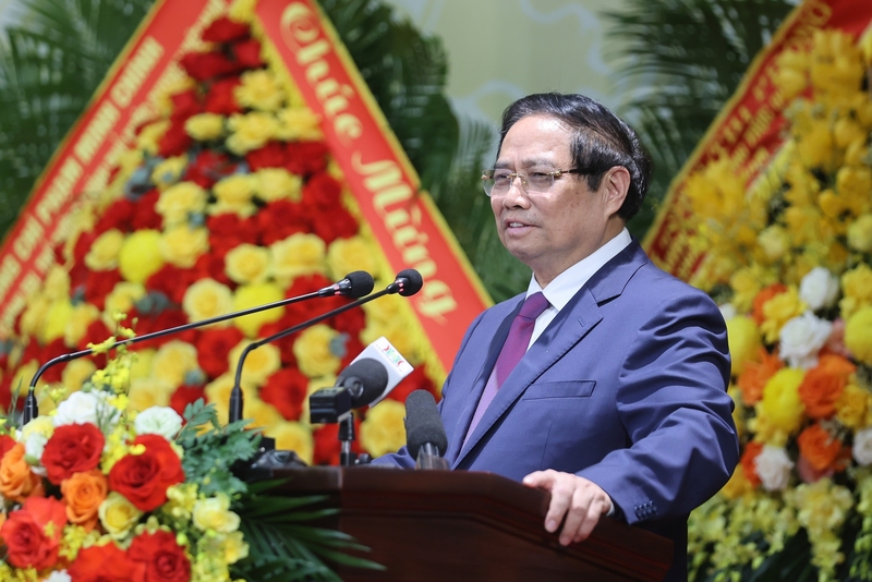 Thủ tướng nhiệt liệt chúc mừng và biểu dương sự cố gắng, nỗ lực, những kết quả đạt được của Đảng bộ, chính quyền và nhân dân phường Tây Hồ. Ảnh: VGP/Nhật Bắc