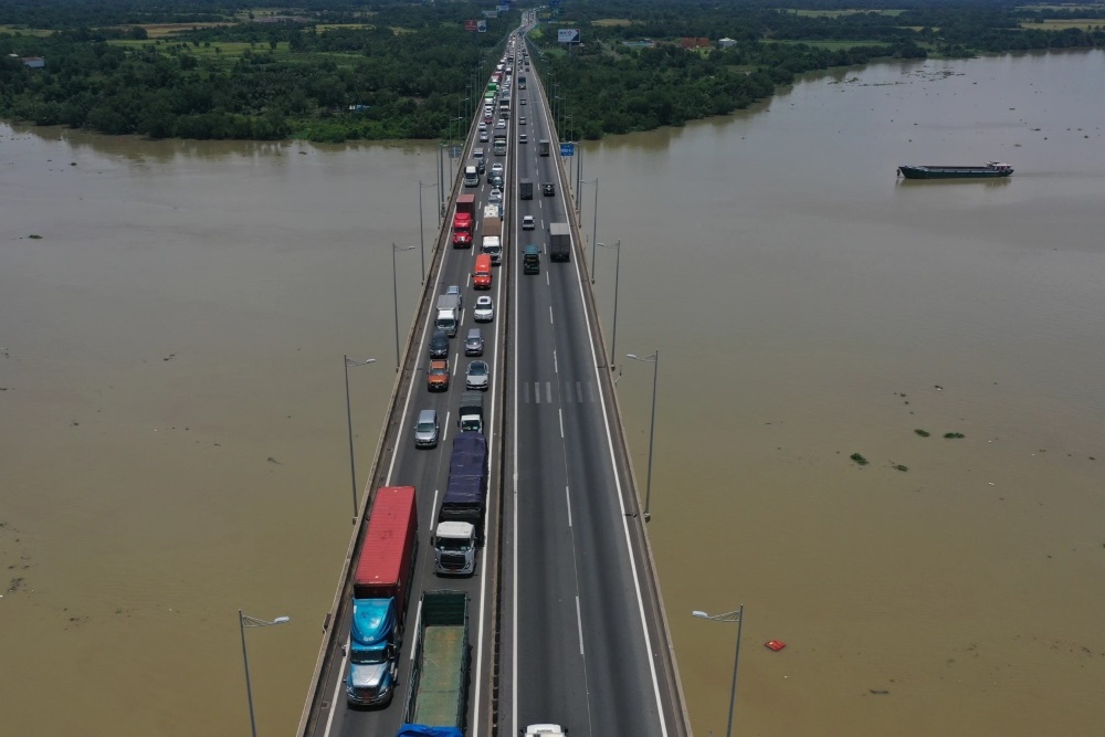 Xe cộ ken đặc trên mặt cầu Long Thành – điểm nghẽn nghiêm trọng trên tuyến cao tốc hiện hữu. Ảnh: Anh Tú