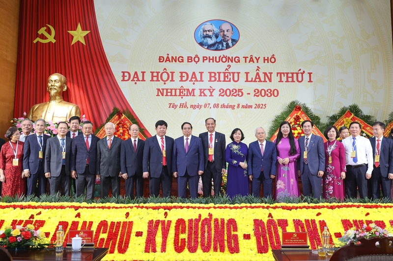 Thủ tướng cùng các đại biểu dự Đại hội đại biểu Đảng bộ phường Tây Hồ lần thứ I, nhiệm kỳ 2025 - 2030. Ảnh: VGP/Nhật Bắc