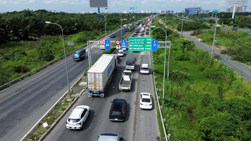 Hình ảnh tuyến cao tốc TPHCM – Long Thành – Dầu Giây ( đoạn qua địa bàn TP Thủ Đức trước đây) luôn trong tình trạng đông đúc. Ảnh: Anh Tú
