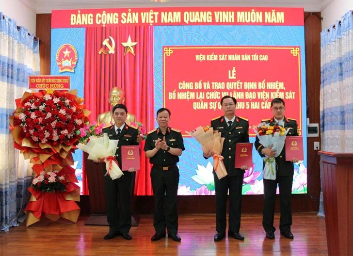 Trung tướng Tạ Quang Khải - Phó Viện trưởng VKSND tối cao, Viện trưởng Viện kiểm sát quân sự Trung ương trao quyết định và tặng hoa chúc mừng các sĩ quan quân đội được bổ nhiệm, bổ nhiệm lại. Ảnh: vksndtc.gov.vn